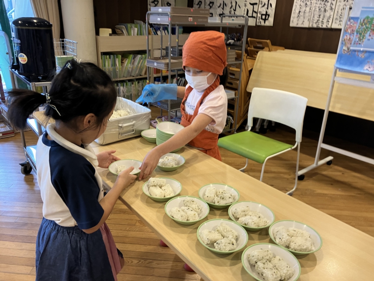 二学期からは全員でおやつ配膳もチャレンジしていきます。